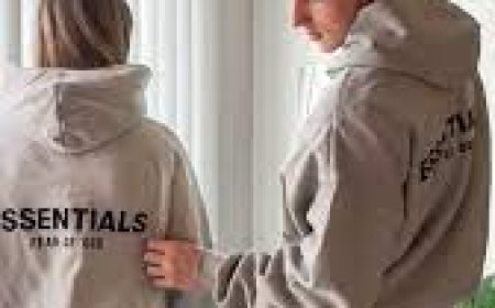 The Essentials Hoodie: A Modern Wardrobe Staple